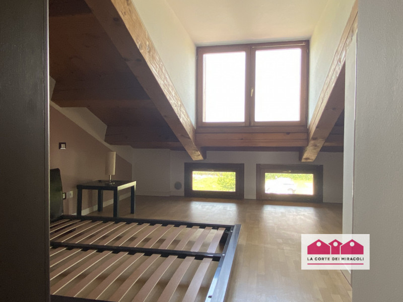 NO TRANSITORI-INTERNO CA' BALBI: CURATA MANSARDA COMPLETAMENTE ARREDATA CON SOGGIORNO, ANGOLO COT...