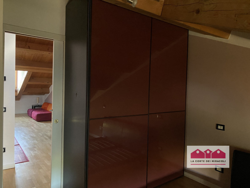 NO TRANSITORI-INTERNO CA' BALBI: CURATA MANSARDA COMPLETAMENTE ARREDATA CON SOGGIORNO, ANGOLO COT...