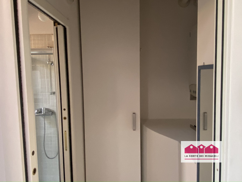 NO TRANSITORI-INTERNO CA' BALBI: CURATA MANSARDA COMPLETAMENTE ARREDATA CON SOGGIORNO, ANGOLO COT...