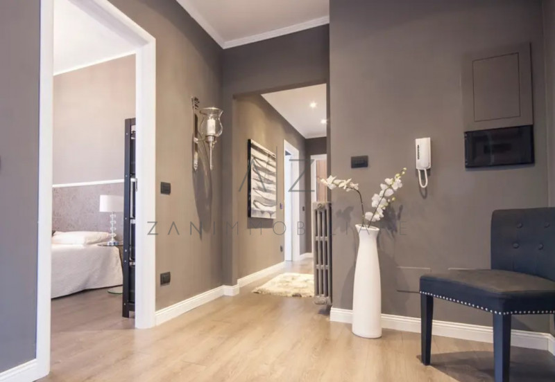 Proponiamo in vendita, nel centro storico di Castelfranco Veneto, un palazzetto cielo-terra su du...