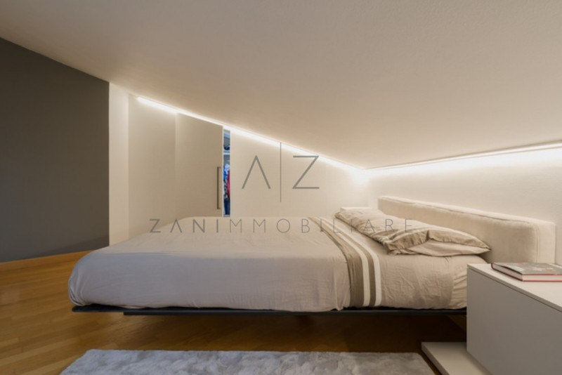 Proponiamo in vendita, nel centro storico di Castelfranco Veneto, un palazzetto cielo-terra su du...