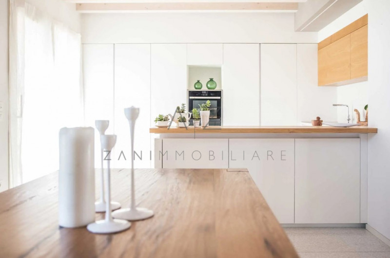 Proponiamo in vendita, nel centro storico di Castelfranco Veneto, un palazzetto cielo-terra su du...