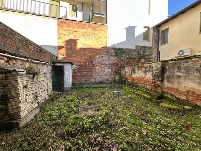 Proponiamo in vendita, nel centro storico di Castelfranco Veneto, un palazzetto cielo-terra su du...