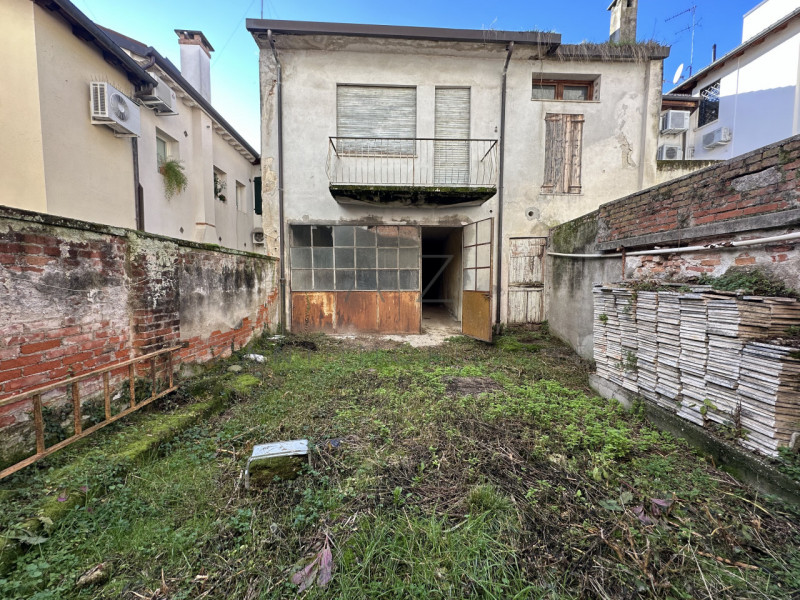Proponiamo in vendita, nel centro storico di Castelfranco Veneto, un palazzetto cielo-terra su du...