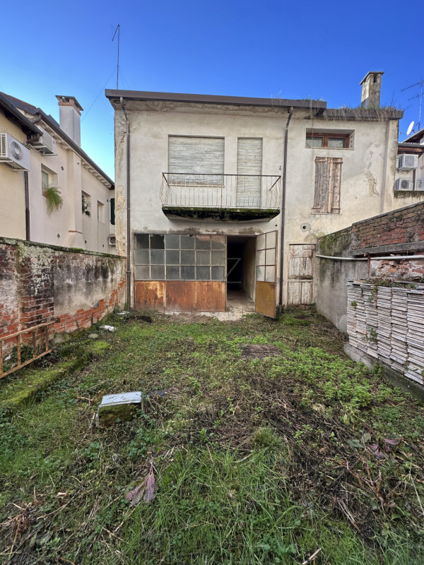 Proponiamo in vendita, nel centro storico di Castelfranco Veneto, un palazzetto cielo-terra su du...