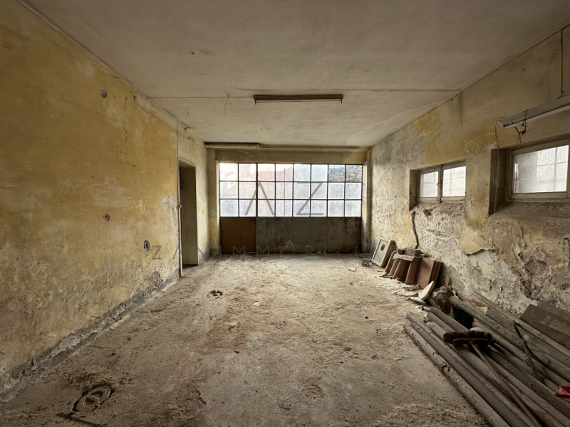Proponiamo in vendita, nel centro storico di Castelfranco Veneto, un palazzetto cielo-terra su du...