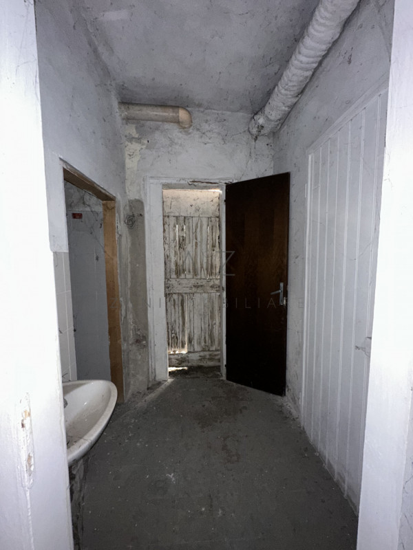 Proponiamo in vendita, nel centro storico di Castelfranco Veneto, un palazzetto cielo-terra su du...