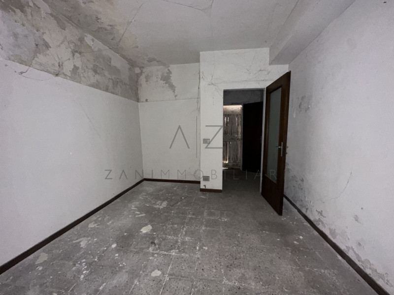 Proponiamo in vendita, nel centro storico di Castelfranco Veneto, un palazzetto cielo-terra su du...