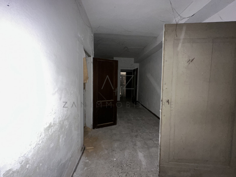 Proponiamo in vendita, nel centro storico di Castelfranco Veneto, un palazzetto cielo-terra su du...