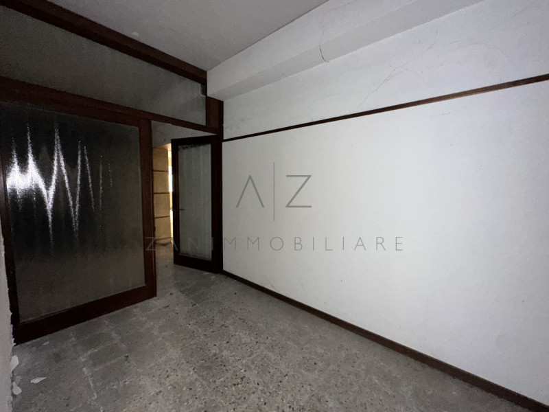 Proponiamo in vendita, nel centro storico di Castelfranco Veneto, un palazzetto cielo-terra su du...