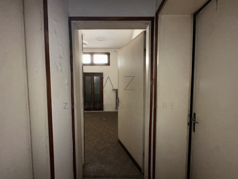 Proponiamo in vendita, nel centro storico di Castelfranco Veneto, un palazzetto cielo-terra su du...