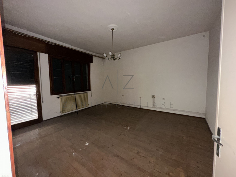 Proponiamo in vendita, nel centro storico di Castelfranco Veneto, un palazzetto cielo-terra su du...