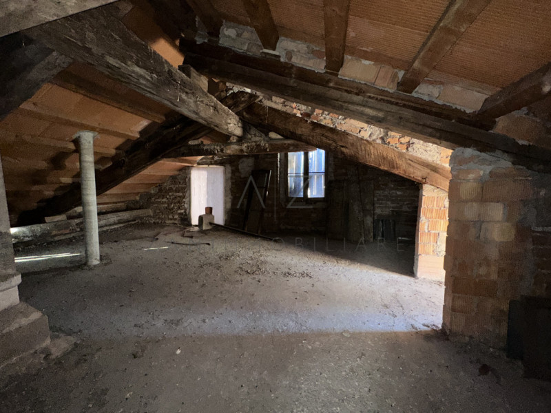 Proponiamo in vendita, nel centro storico di Castelfranco Veneto, un palazzetto cielo-terra su du...