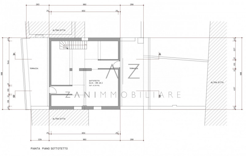 Proponiamo in vendita, nel centro storico di Castelfranco Veneto, un palazzetto cielo-terra su du...