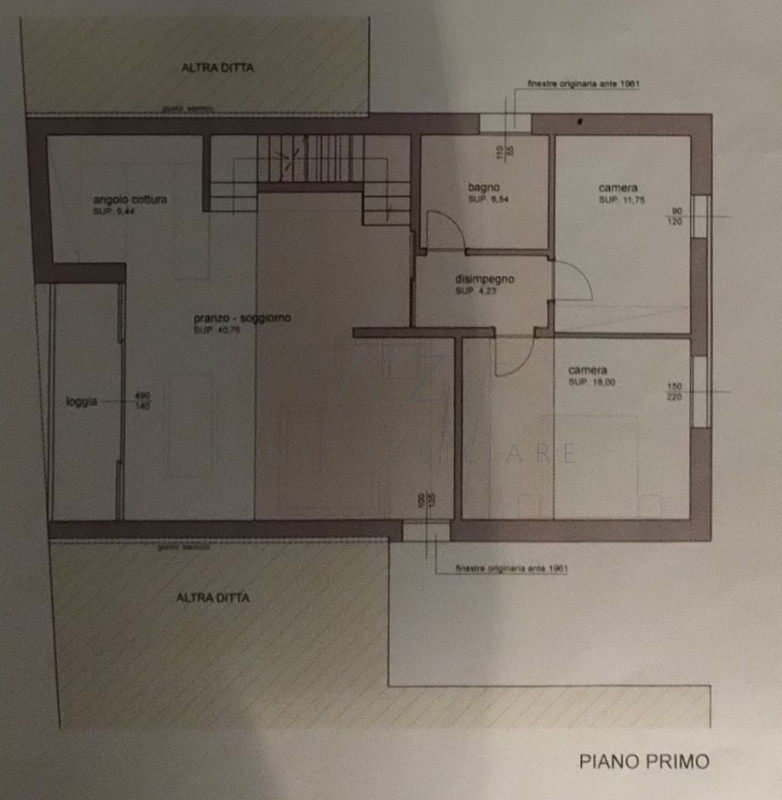 Proponiamo in vendita, nel centro storico di Castelfranco Veneto, un palazzetto cielo-terra su du...