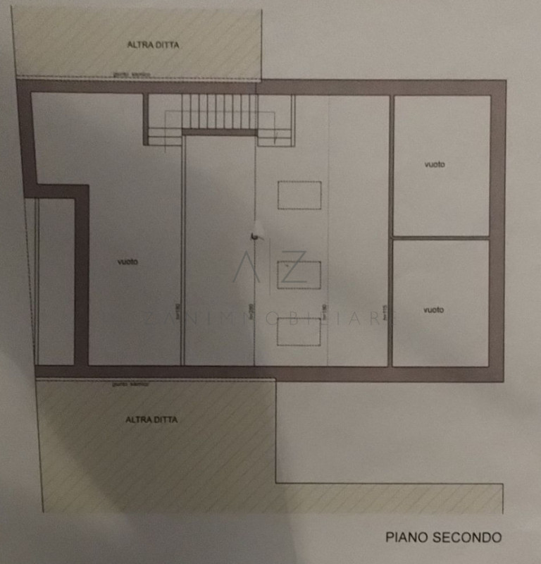 Proponiamo in vendita, nel centro storico di Castelfranco Veneto, un palazzetto cielo-terra su du...