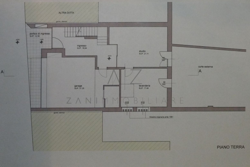 Proponiamo in vendita, nel centro storico di Castelfranco Veneto, un palazzetto cielo-terra su du...
