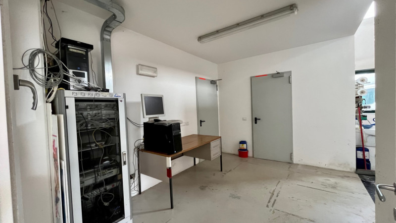 CAPANNONE A CAMPODARSEGO DI 400MQ H 10MT CON piccolo angolo ufficio, impianto elettrico a norma, ...