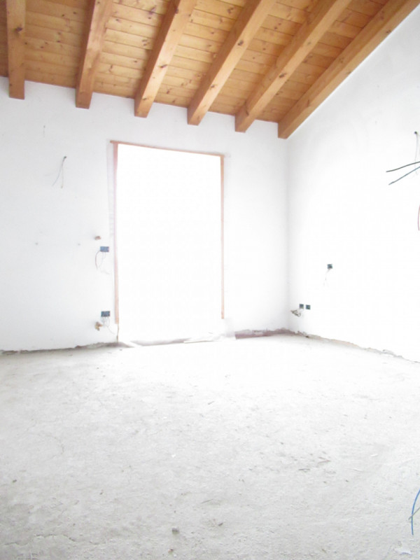 Ad Arcade (TV), proponiamo in vendita porzione di bifamiliare al grezzo, disposta su tre livelli....