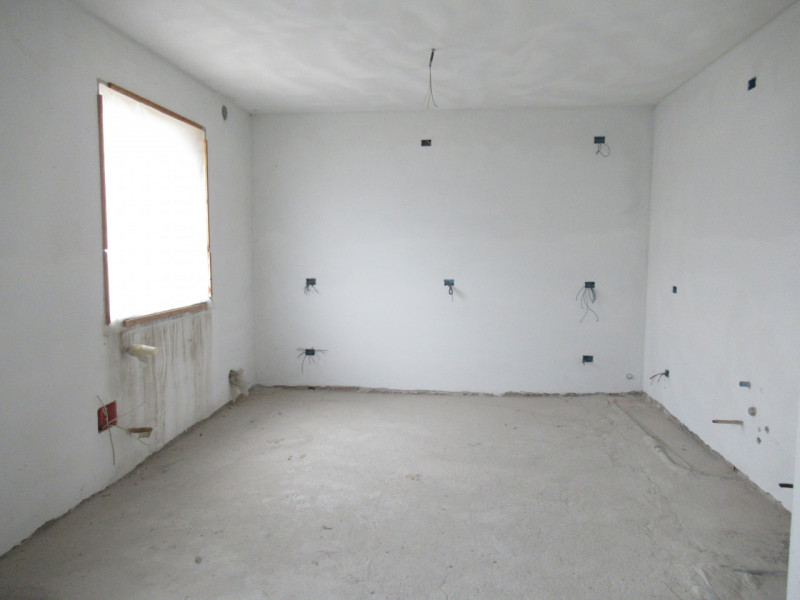 Ad Arcade (TV), proponiamo in vendita porzione di bifamiliare al grezzo, disposta su tre livelli....