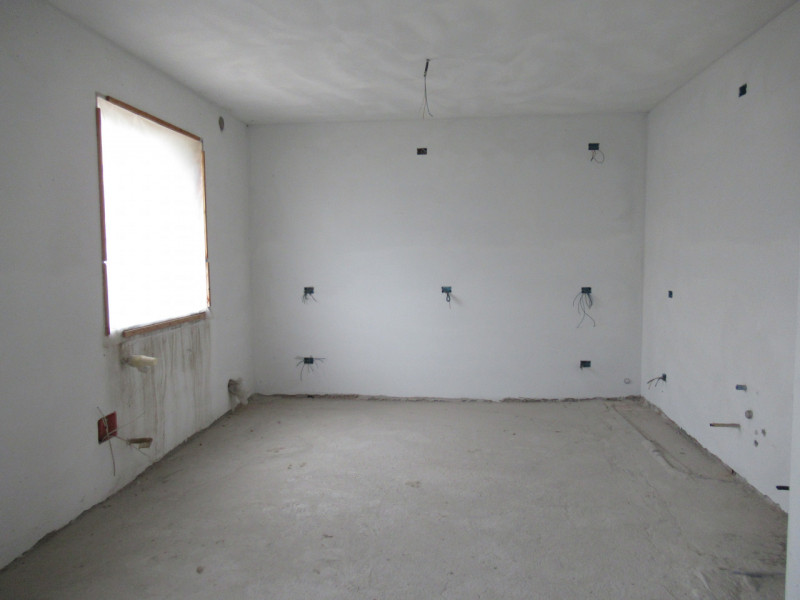 Ad Arcade (TV), proponiamo in vendita porzione di bifamiliare al grezzo, disposta su tre livelli....