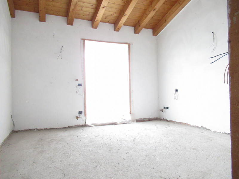 Ad Arcade (TV), proponiamo in vendita porzione di bifamiliare al grezzo, disposta su tre livelli....