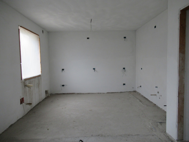 Ad Arcade (TV), proponiamo in vendita porzione di bifamiliare al grezzo, disposta su tre livelli....