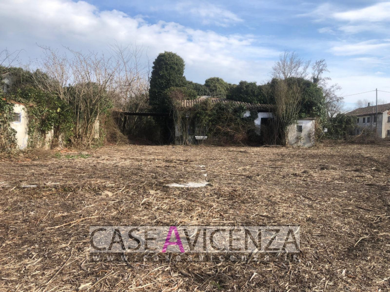 GRISIGNANO DI ZOCCO - LOTTO DI TERRENO EDIFICABILE - 5400 MQ con possibilità di edificazione di t...