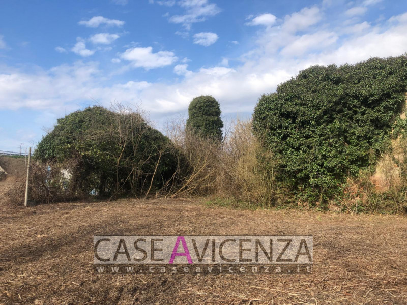 GRISIGNANO DI ZOCCO - LOTTO DI TERRENO EDIFICABILE - 5400 MQ con possibilità di edificazione di t...