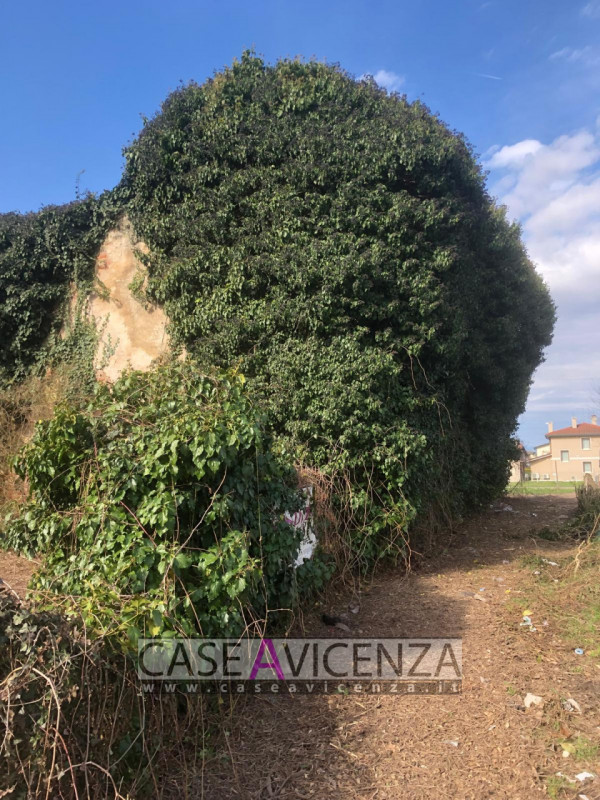 GRISIGNANO DI ZOCCO - LOTTO DI TERRENO EDIFICABILE - 5400 MQ con possibilità di edificazione di t...