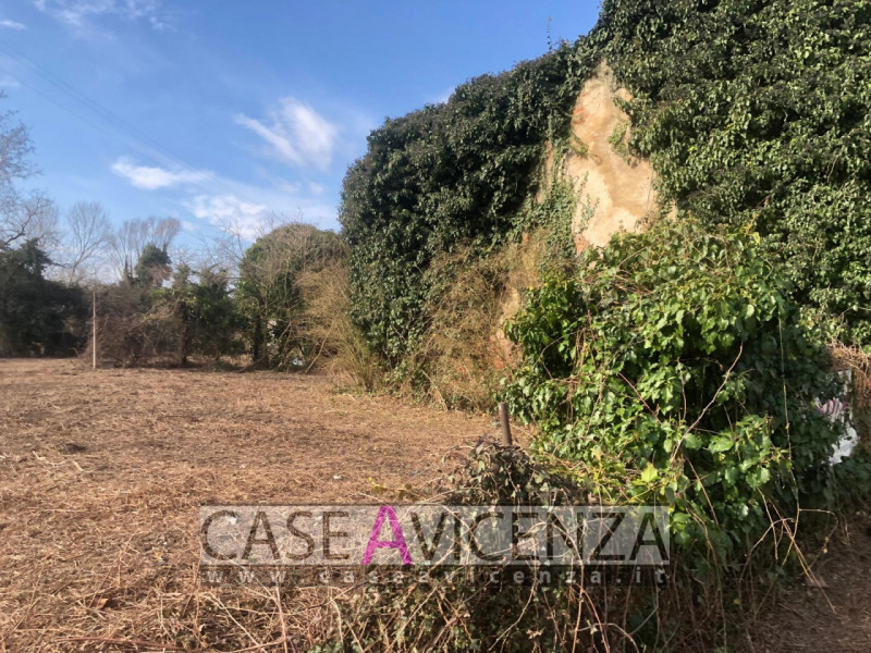 GRISIGNANO DI ZOCCO - LOTTO DI TERRENO EDIFICABILE - 5400 MQ con possibilità di edificazione di t...