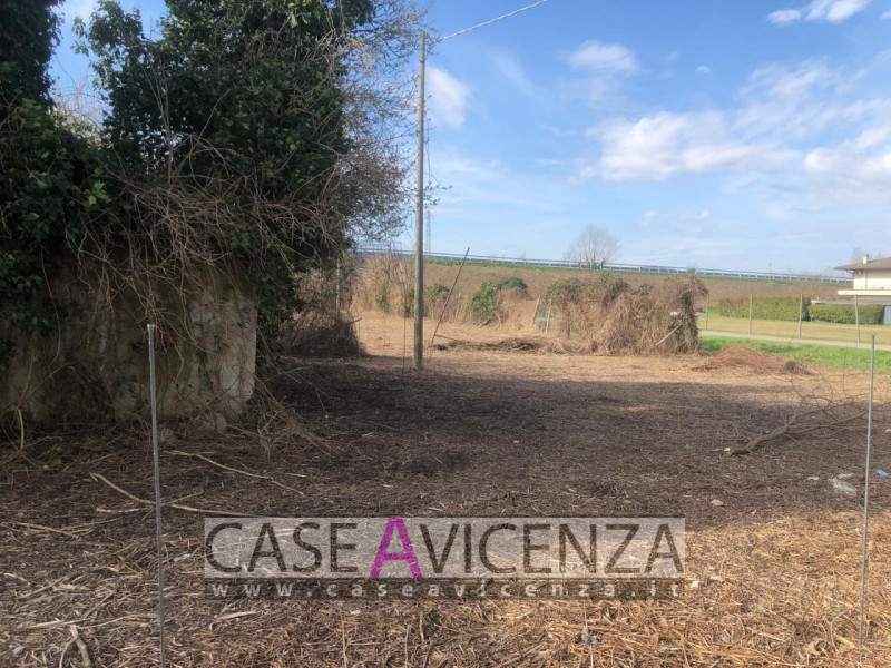 GRISIGNANO DI ZOCCO - LOTTO DI TERRENO EDIFICABILE - 5400 MQ con possibilità di edificazione di t...