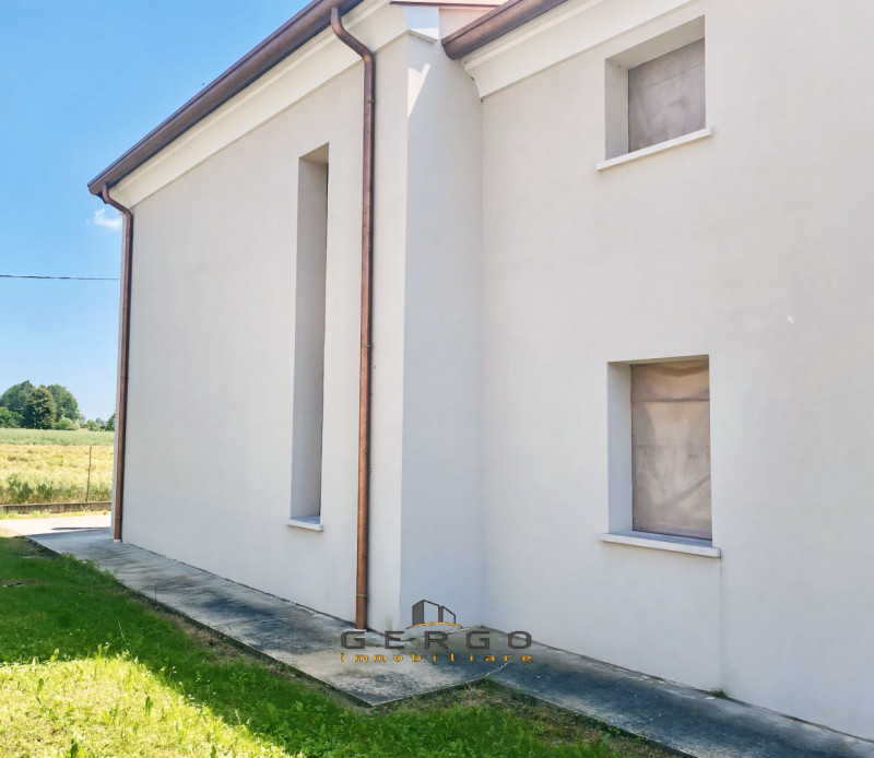 (Per INFO 3316190143) A Camposampiero, in frazione Rustega, proponiamo in vendita una bifamiliare...