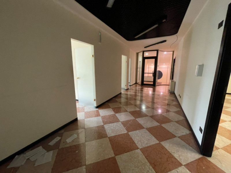 PALAZZO COMMERCIALE-DIREZIONALE A 3 MINUTI DA PIAZZA CASTELLO. EURO 750.000. CODICE 43670. TRATTA...