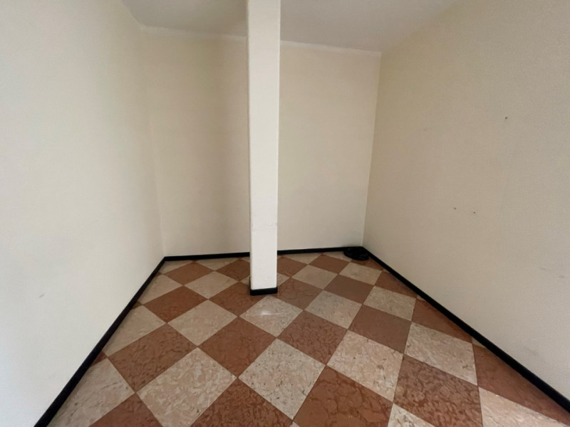 PALAZZO COMMERCIALE-DIREZIONALE A 3 MINUTI DA PIAZZA CASTELLO. EURO 750.000. CODICE 43670. TRATTA...