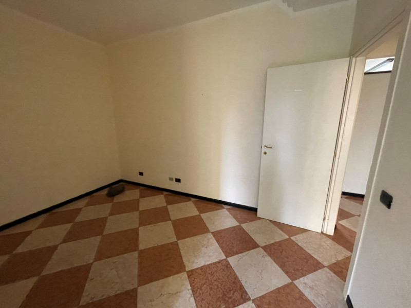 PALAZZO COMMERCIALE-DIREZIONALE A 3 MINUTI DA PIAZZA CASTELLO. EURO 750.000. CODICE 43670. TRATTA...