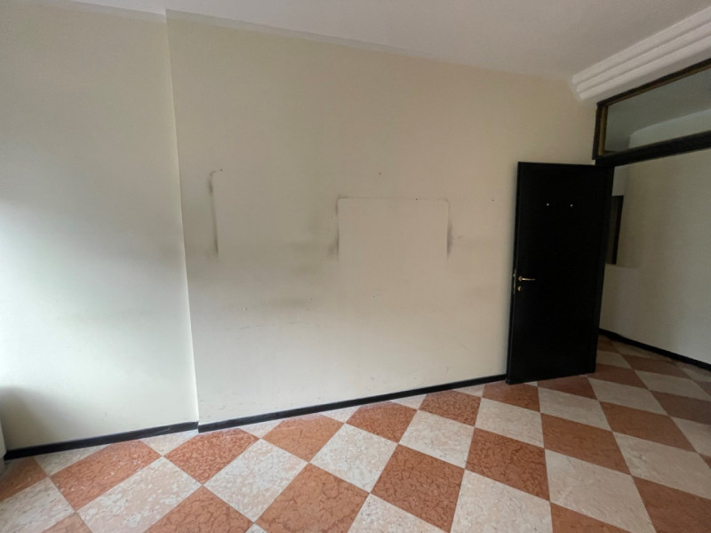 PALAZZO COMMERCIALE-DIREZIONALE A 3 MINUTI DA PIAZZA CASTELLO. EURO 750.000. CODICE 43670. TRATTA...