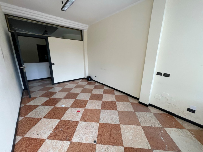 PALAZZO COMMERCIALE-DIREZIONALE A 3 MINUTI DA PIAZZA CASTELLO. EURO 750.000. CODICE 43670. TRATTA...