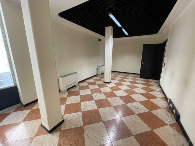 PALAZZO COMMERCIALE-DIREZIONALE A 3 MINUTI DA PIAZZA CASTELLO. EURO 750.000. CODICE 43670. TRATTA...