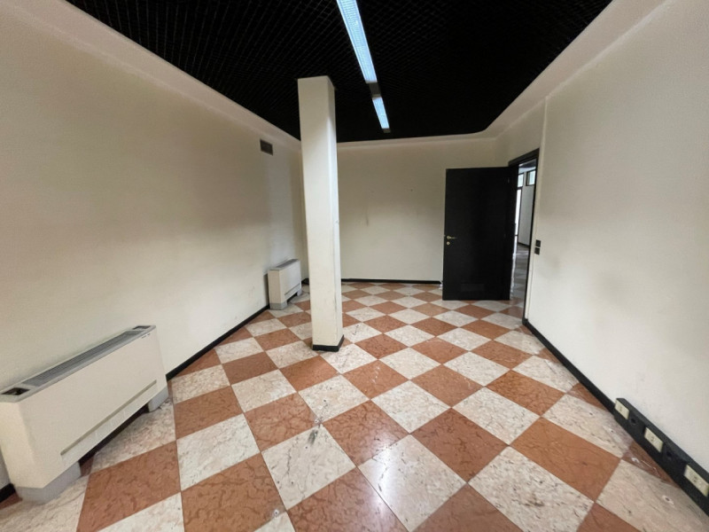 PALAZZO COMMERCIALE-DIREZIONALE A 3 MINUTI DA PIAZZA CASTELLO. EURO 750.000. CODICE 43670. TRATTA...