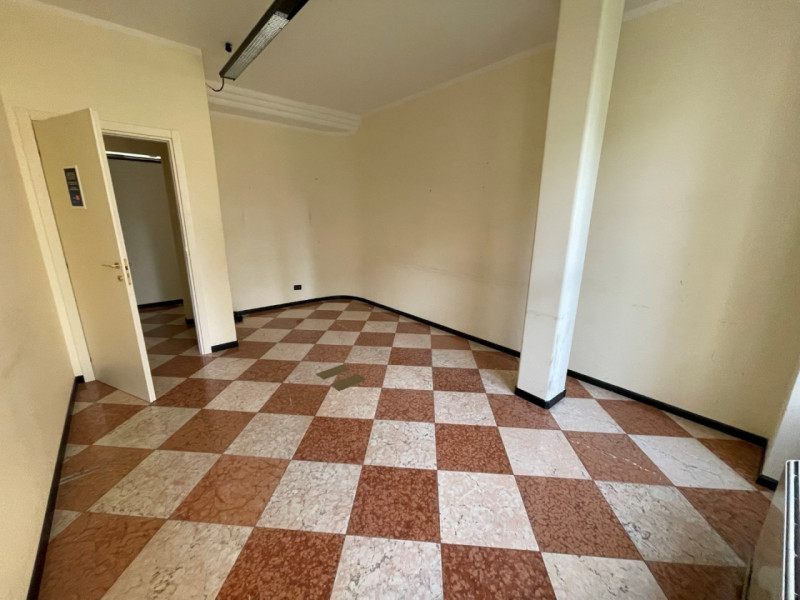 PALAZZO COMMERCIALE-DIREZIONALE A 3 MINUTI DA PIAZZA CASTELLO. EURO 750.000. CODICE 43670. TRATTA...