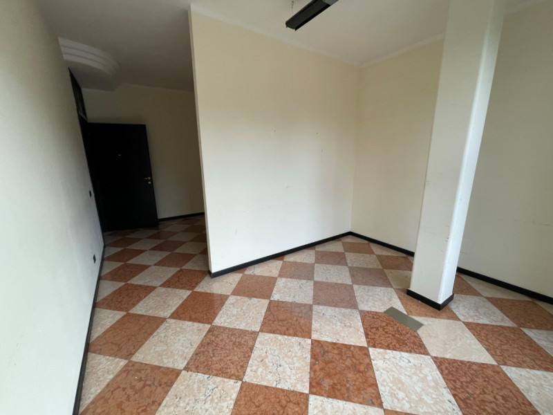 PALAZZO COMMERCIALE-DIREZIONALE A 3 MINUTI DA PIAZZA CASTELLO. EURO 750.000. CODICE 43670. TRATTA...