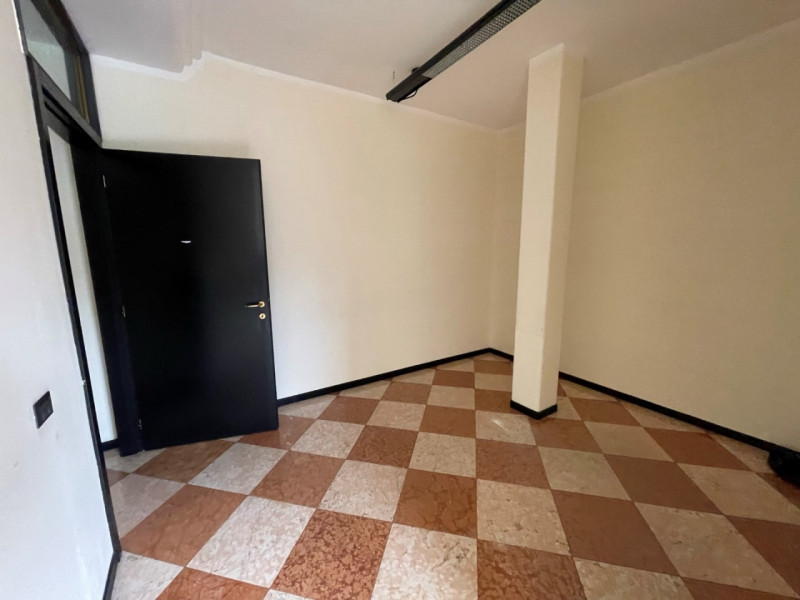 PALAZZO COMMERCIALE-DIREZIONALE A 3 MINUTI DA PIAZZA CASTELLO. EURO 750.000. CODICE 43670. TRATTA...