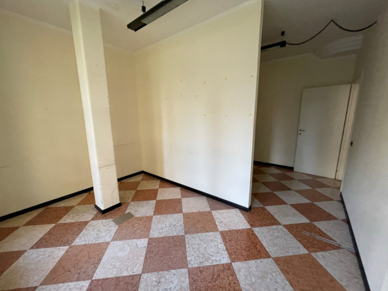 PALAZZO COMMERCIALE-DIREZIONALE A 3 MINUTI DA PIAZZA CASTELLO. EURO 750.000. CODICE 43670. TRATTA...