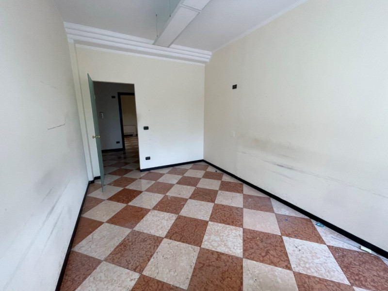 PALAZZO COMMERCIALE-DIREZIONALE A 3 MINUTI DA PIAZZA CASTELLO. EURO 750.000. CODICE 43670. TRATTA...