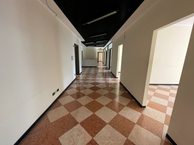 PALAZZO COMMERCIALE-DIREZIONALE A 3 MINUTI DA PIAZZA CASTELLO. EURO 750.000. CODICE 43670. TRATTA...