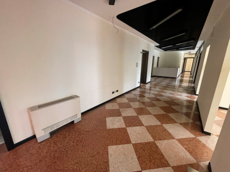 PALAZZO COMMERCIALE-DIREZIONALE A 3 MINUTI DA PIAZZA CASTELLO. EURO 750.000. CODICE 43670. TRATTA...