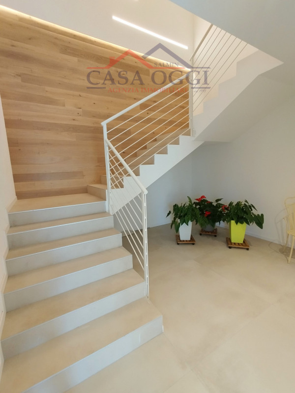 Nuovo appartamento al primo ed ultimo piano con ampio terrazzo di 23 Mq, in contesto di centro pa...