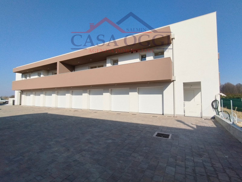 Nuovo appartamento al primo ed ultimo piano con ampio terrazzo di 23 Mq, in contesto di centro pa...