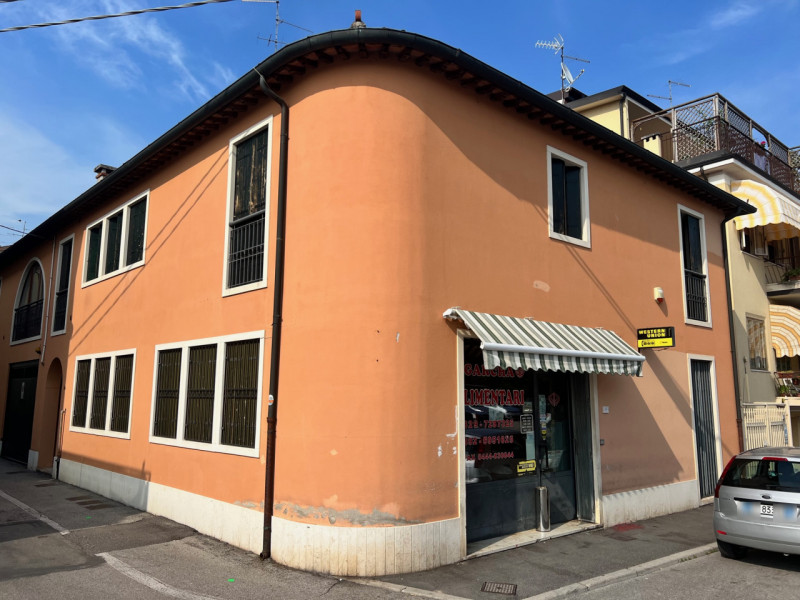 Lonigo zona centrale vendesi negozio di circa 90 mq. attualmente locato ad Euro 650 mensili. Otti...